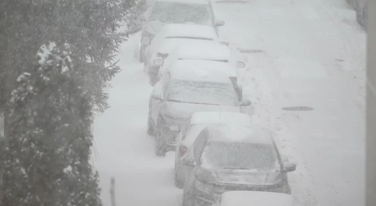Paraliż na Pomorzu. Śnieżyca zatrzymała loty i zasypała drogi