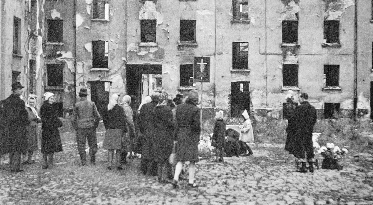 Rzeź Woli. Pogrzeb prochów ofiar niemieckiej zbrodni