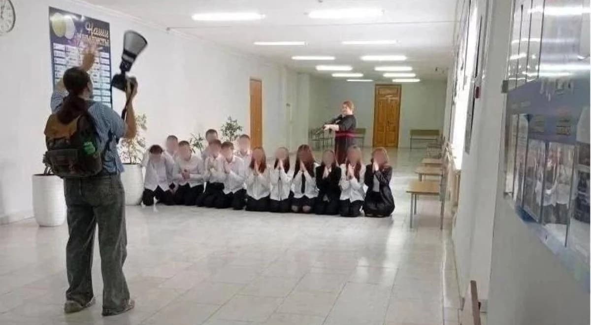Skandal w rosyjskiej szkole. Dzieci na kolanach, nauczycielka z atrapą broni