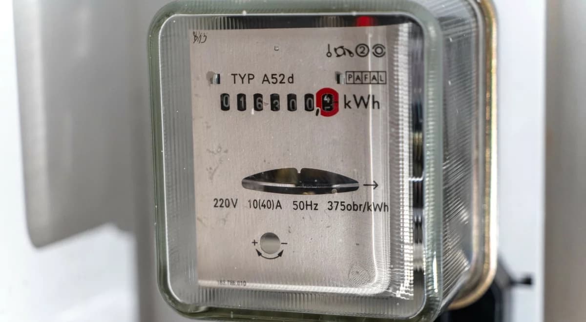 W UE prąd tanieje, w Polsce drożeje najszybciej. Co z mrożeniem cen?