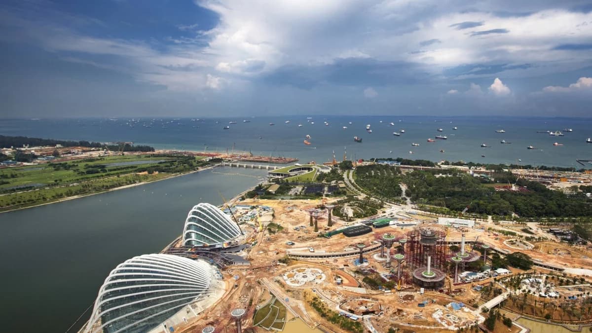 W pojedynkę łowi z dachu statki floty cieni. Śledzi kluczową cieśninę