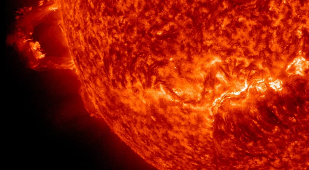 Potężna burza słoneczna nad Polską. Meteorolodzy: zorza polarna powróci