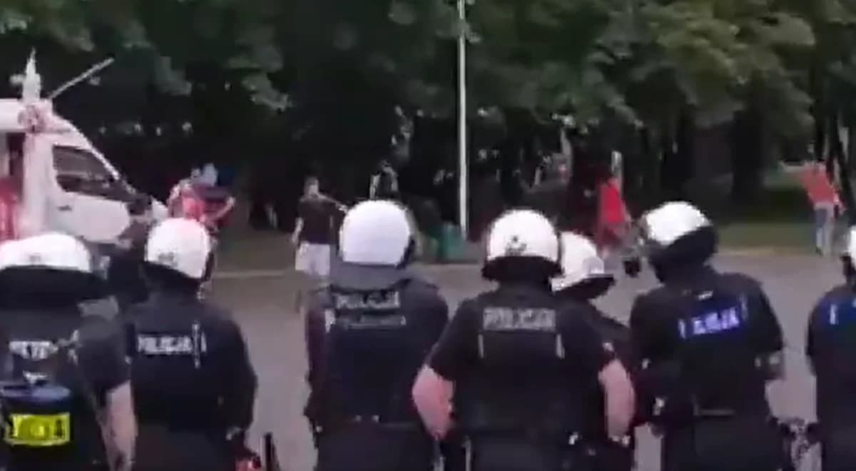 Śląska policja udaremniła ustawkę. Pseudokibice chcieli walki przed Polska - Mołdawia [wideo]