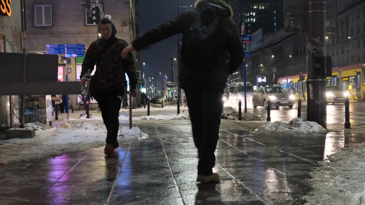 Ślizgawica w Warszawie. Ludzie chodzą "na łyżwiarza"