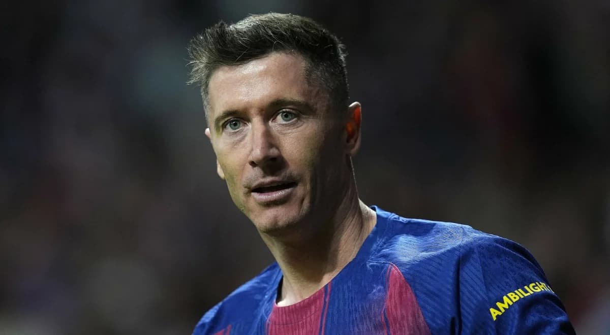 Lewandowski ofiarą czerwonej kartki dla Barcelony. Flick bezlitosny dla Polaka