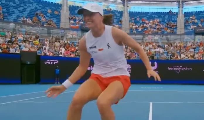 Iga Świątek robiła, co mogła. Nieprzepisowe zagranie robi furorę w sieci