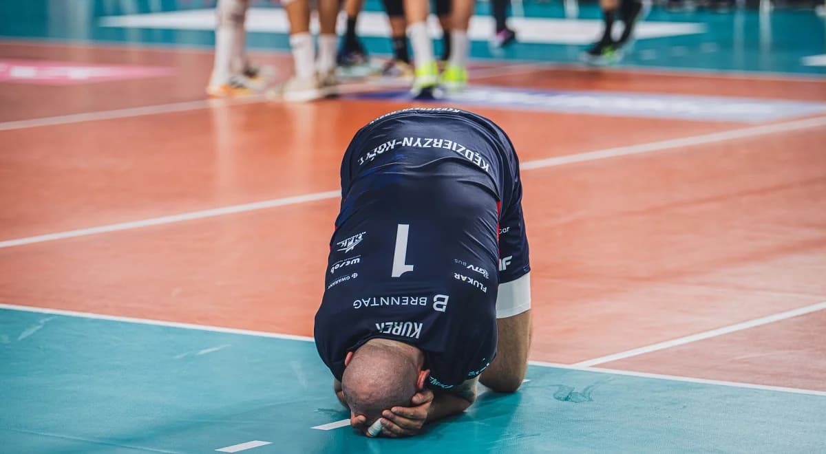 PlusLiga. Pechowy debiut Bartosza Kurka w barwach Zaksy. Porażka i kontuzja