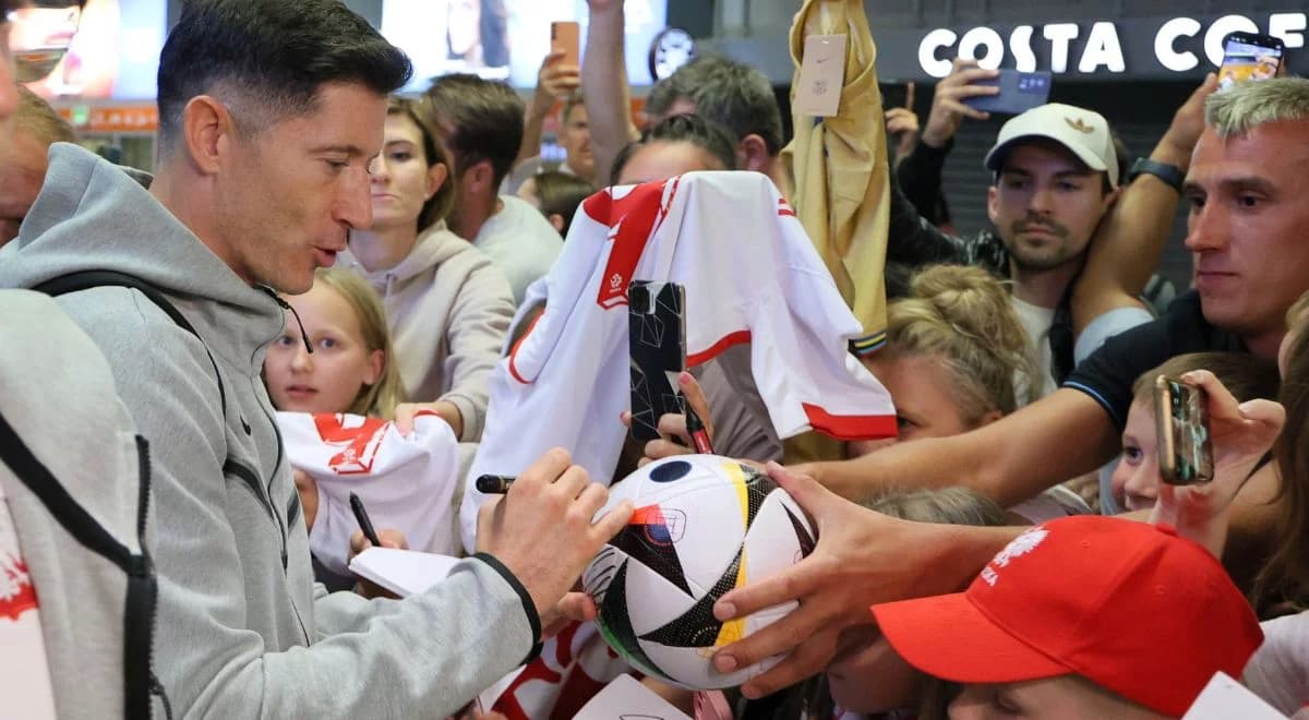 Reprezentacja Polski budzi emocje. Tłum pod hotelem 