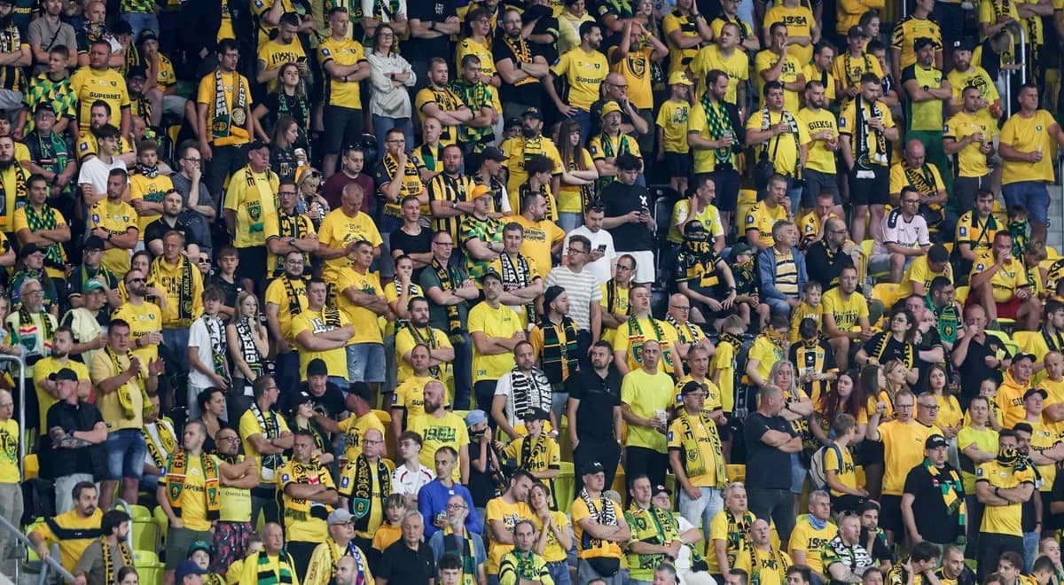Gaz na trybunach w meczu GKS Katowice - Raków. Klub zabrał głos