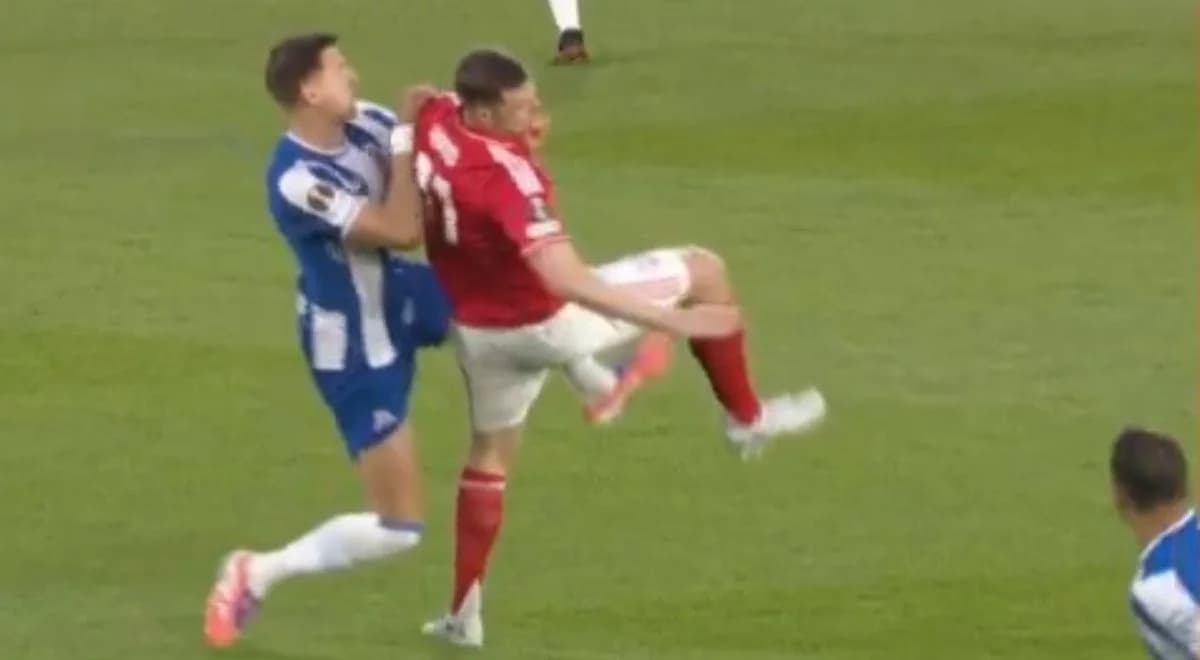 Jan Bednarek ukarany czerwoną kartką w 8. minucie [WIDEO]