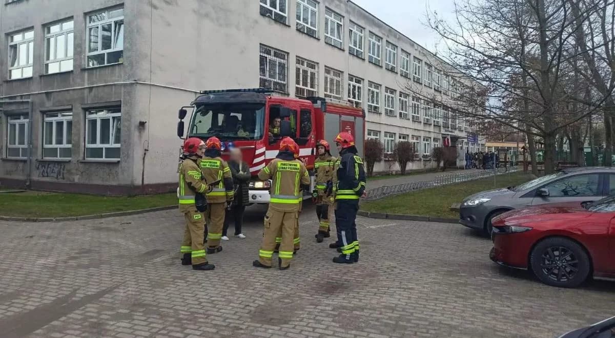 Rozpylili nieznaną substancję w szkole. Zawroty głowy i omdlenia