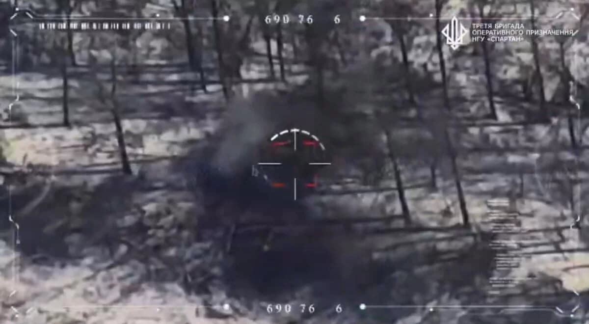 Rosjanie schowali czołgi w lesie i ruinach. Nic to nie pomogło