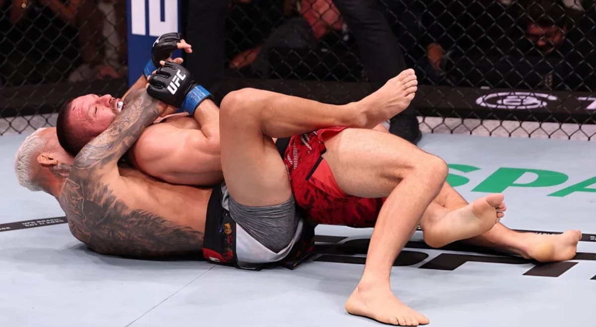 UFC 261. Brutalna noc w Rio. Efektowne poddanie w walce Gamrot - Oliveira