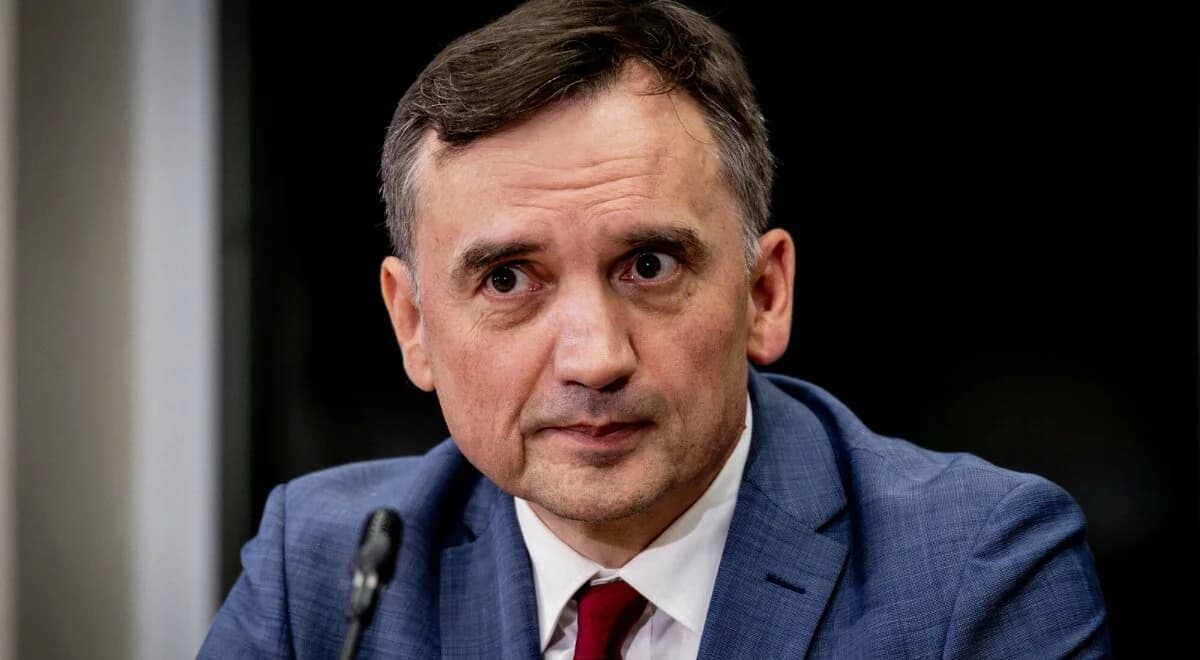 Ziobro zmuszony przeprosić Holland. Chodzi o film "Zielona Granica"