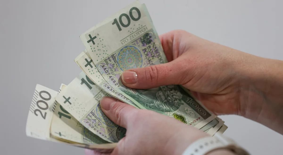 Średnia płaca przekroczyła 9100 zł. Ekonomiści: Na rynku pracy "powiało chłodem"