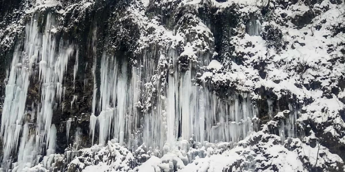 Ekstremalne mrozy stworzyły coś pięknego. Malownicze lodospady na Podkarpaciu