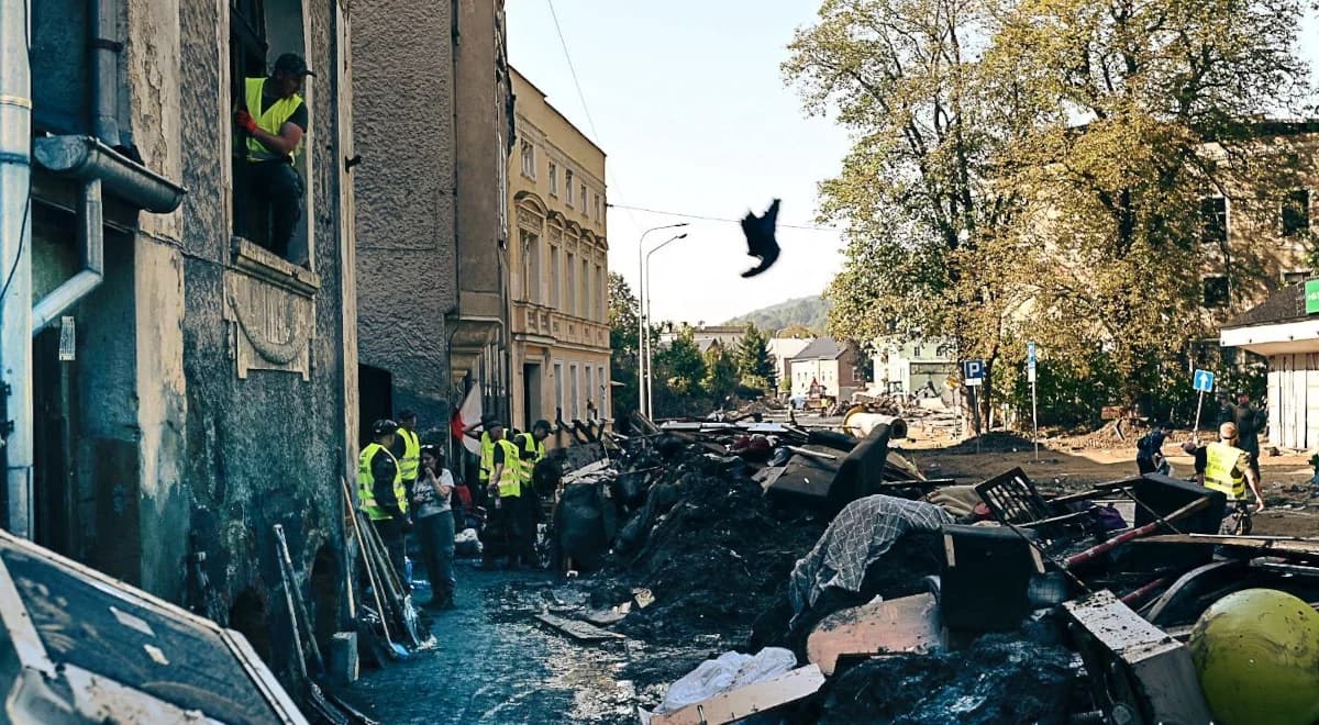 Wynoszą z domów gruz, złom i szlam. Tu już sprzątają po ataku żywiołu. Raport powodziowy