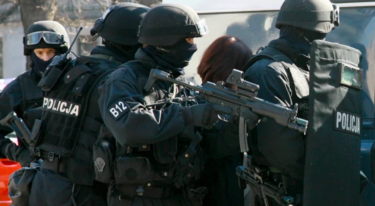 Kłobuck. Stał w oknie z przedmiotem przypominającym broń. Wezwano antyterrorystów