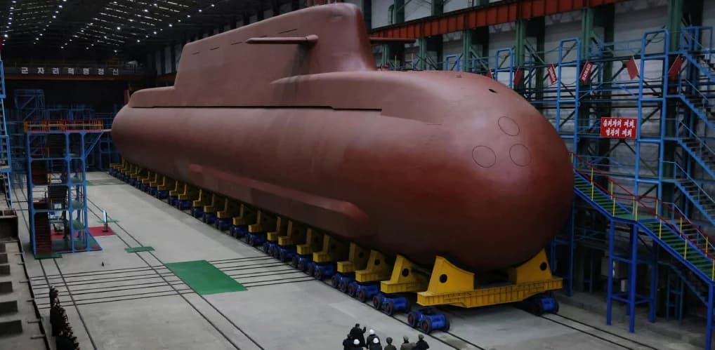 Atomowy okręt podwodny Korei. Pokazano nowe zdjęcia. Kim z córką w wielkim hangarze