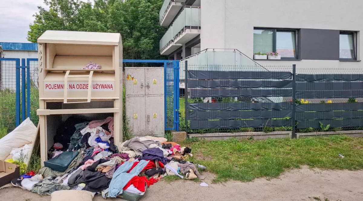 Odpady w kontenerach PCK. Trafiają tam tekstylia, których nie da się już nosić