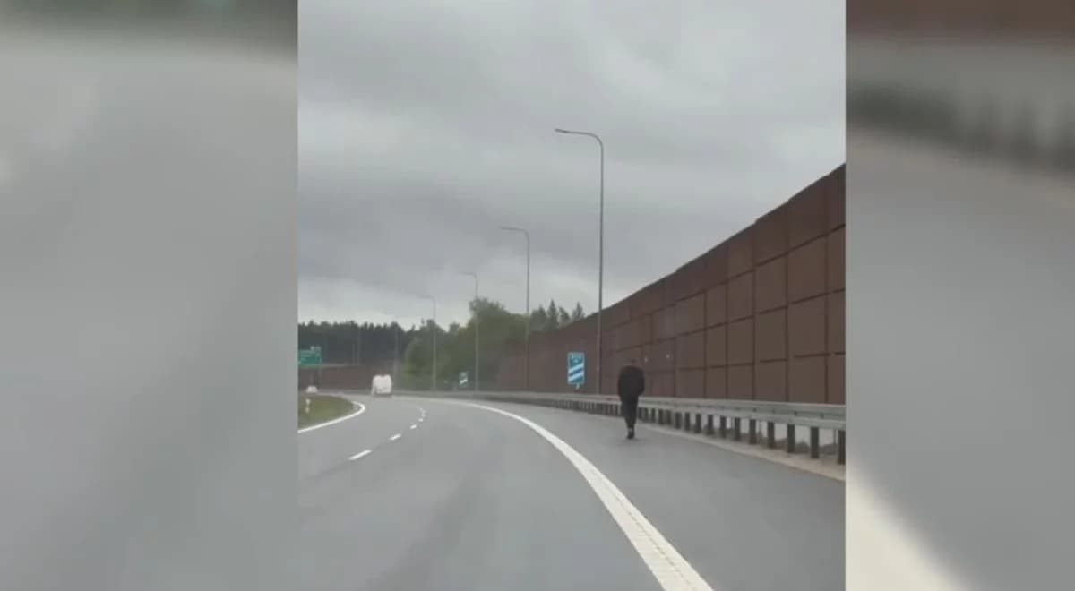 Niebezpieczna sytuacja. Mężczyzna spacerował po... S7 [WIDEO]