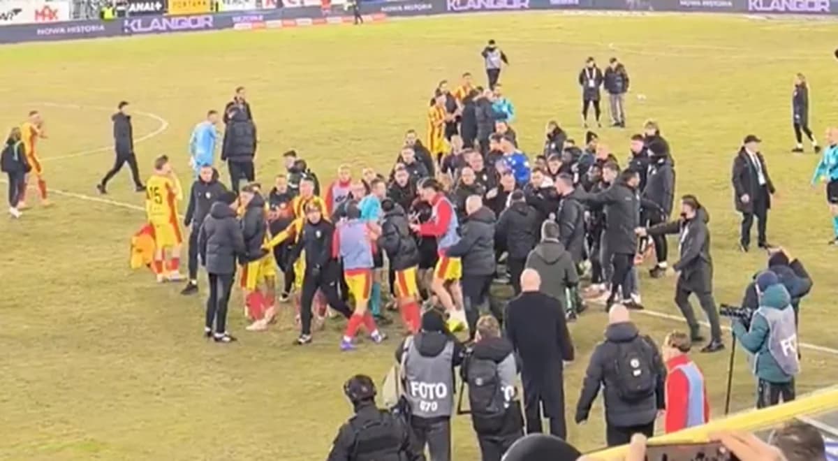 Skandal na meczu Ekstraklasy. Na murawę musiała wkroczyć policja