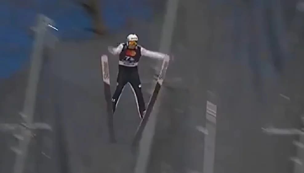 Domen Prevc najadł się strachu. Słoweniec musiał się ratować na mamucie [WIDEO]