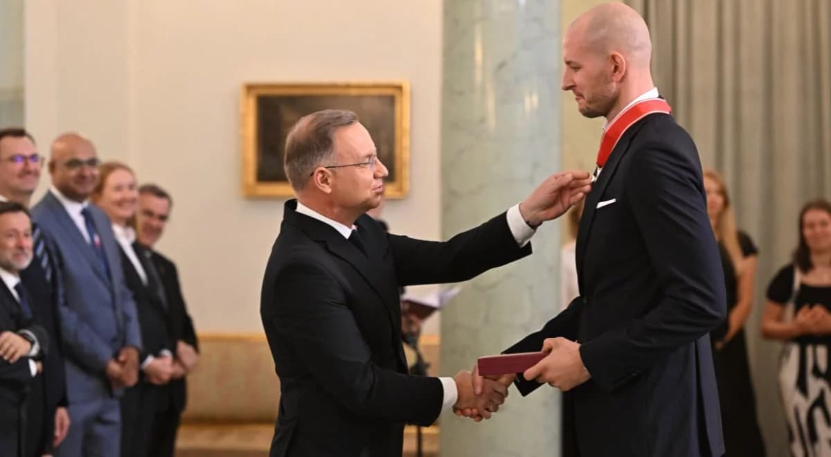 Andrzej Duda wręczył odznaczenia. Bartosz Kurek rozśmieszył i wzruszył - show w Pałacu Prezydenckim 