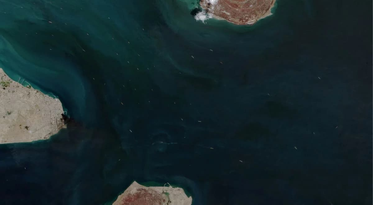 Jest ruch w cieśninie Ormuz. Grupy statków widać z kosmosu