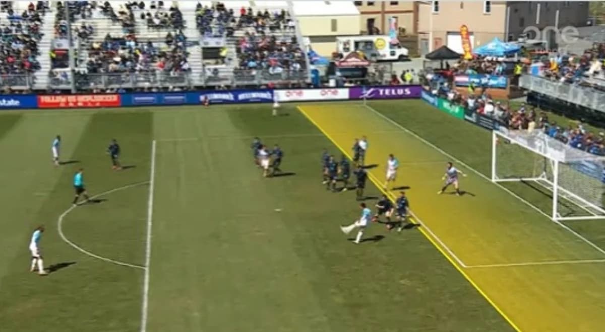 Ten gol nie powinien być uznany. A jednak może przejść do historii