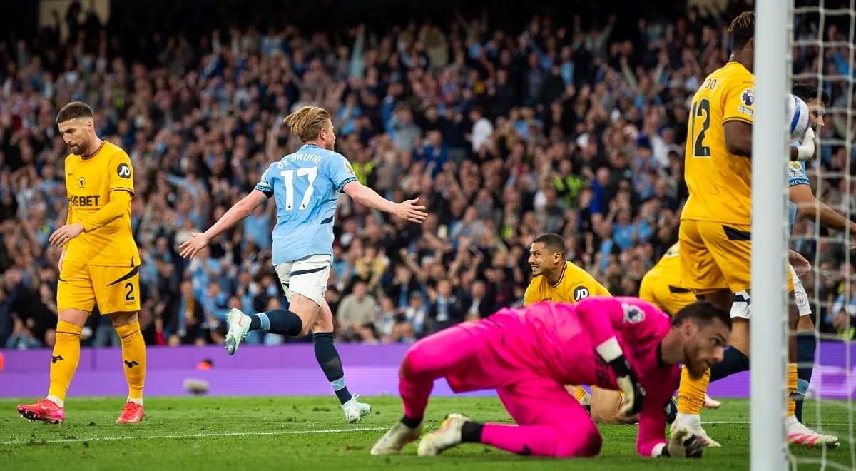 Manchester City "wskakuje" na podium. Wystarczył jeden błysk De Bruyne