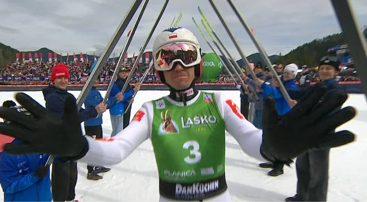 Szpaler dla Kamila Stocha po ostatnim skoku. To podopieczni z jego klubu