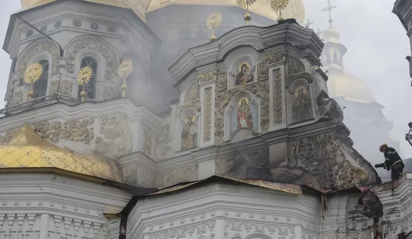 Zmasowany atak rosyjski na Kijów. Gaszenie Ławry Peczerskiej