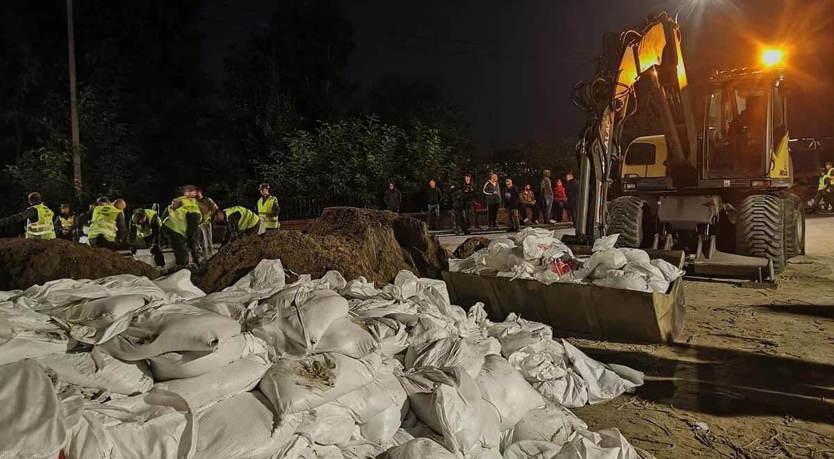 Fala kulminacyjna już w Oławie. Walczą z odparciem żywiołu