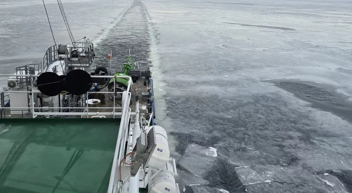 Potrafi kruszyć lód o grubości kilku metrów. Właśnie wkroczył do akcji