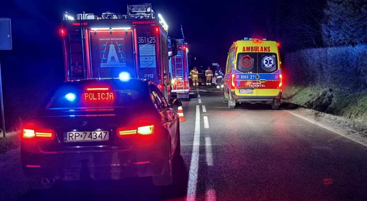 Tragiczne zderzenie na Mazowszu. Nie żyje 19-latek, trzy nastolatki w szpitalu