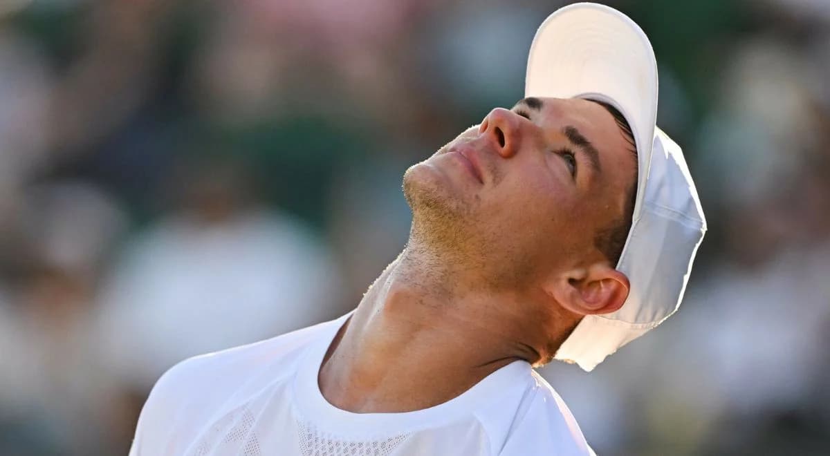 Mecz Kamila Majchrzaka poważnie zagrożony. Trudne warunki na Wimbledonie