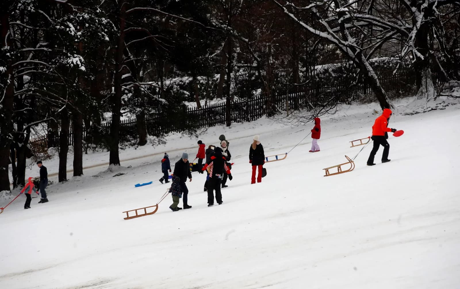 Zima na północy: śnieg, mróz i wiatr. Służby ostrzegają, a w Słupsku do akcji włączono wojsko