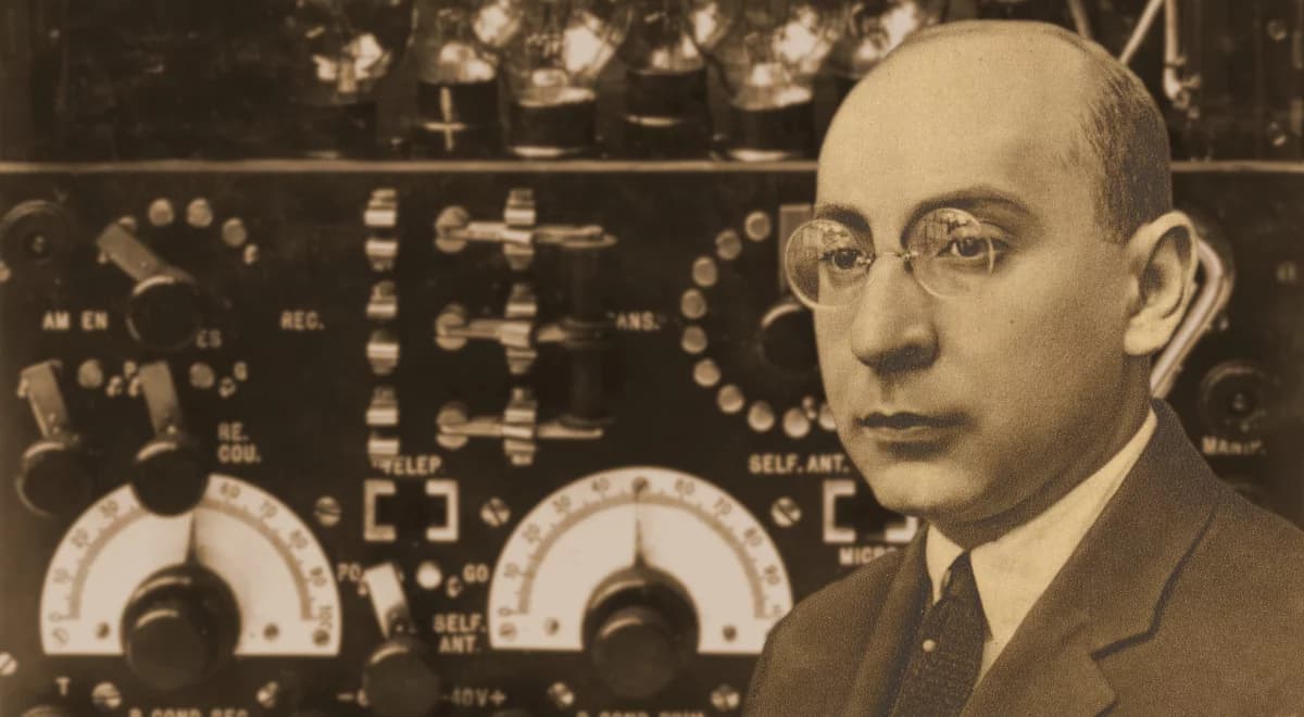 Cytat na dziś. Antoni Słonimski: radjo-manjaków poznać można po...