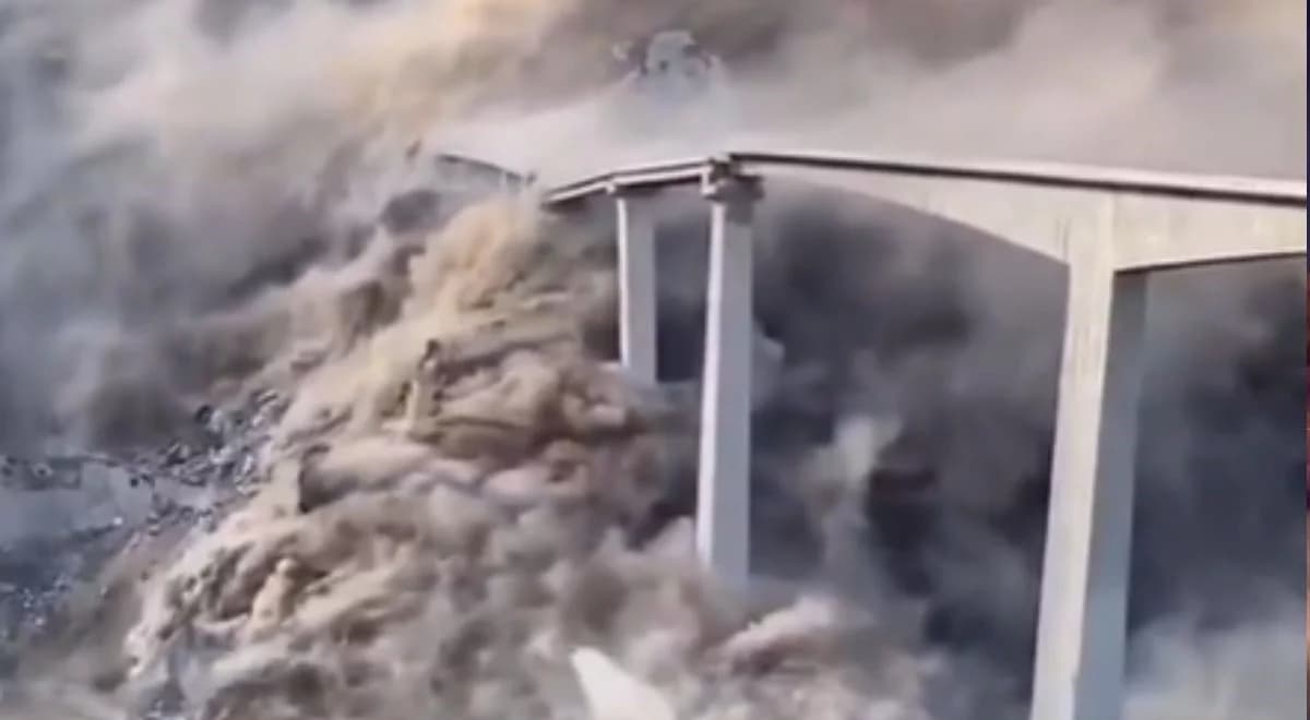 Chiny. Runął ogromny most. Niedawno został otwarty [WIDEO]