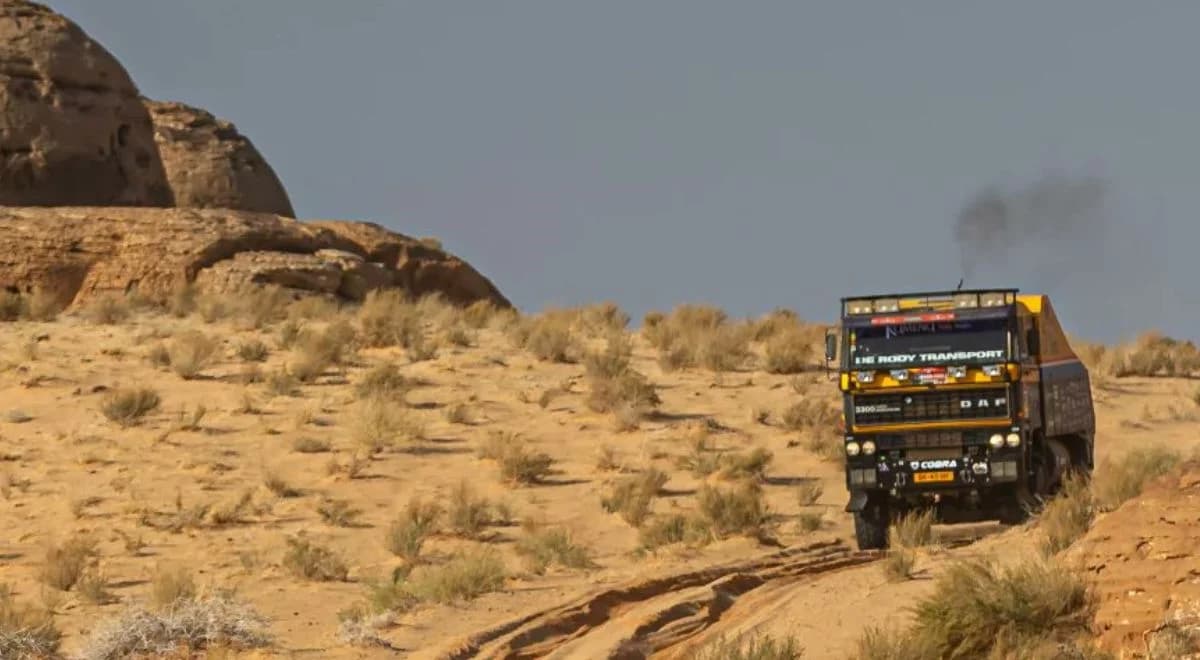 Polacy triumfują w Dakarze na historycznej ciężarówce z muzeum