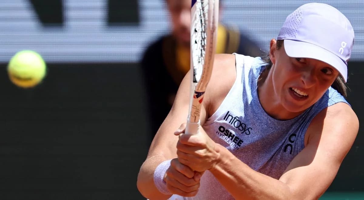 Wrze na Roland Garros. Zaatakowana Świątek konsekwentna do bólu   