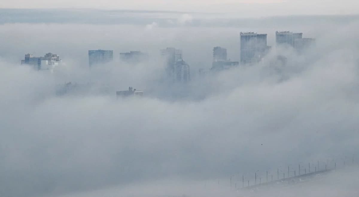 Gęsta mgła spowije Polskę. Meteorolodzy biją na alarm